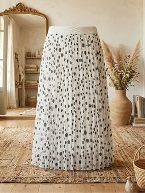 Metro Wear White Maxi Skirt with Black Polka Dots knee-length